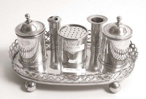 WRITING SET. Probably Lisbon 1st half of the 19th century.With maker's mark . Oval tray with four ball feet and lattice edge and 2 ink wells, 2 supports and 1 removable sand box. L. 20 cm. 700g.