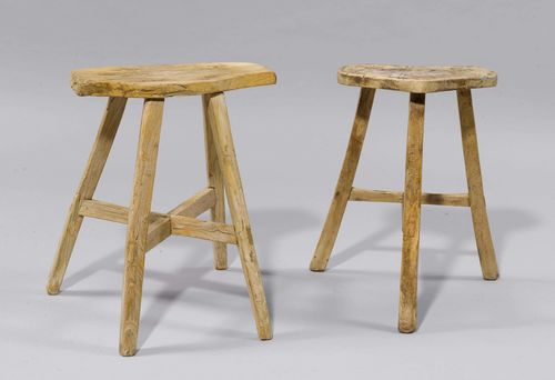 ZWEI HOCKER,