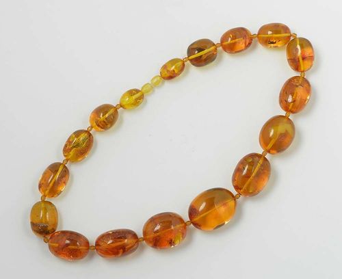 AMBER NECKLACE. Decorative necklace of 17 graduated amber olives of ca. 20 x 14 to 38 x 22 x 29 mm, partially with included insects. Amber fastener. L ca. 53 cm.