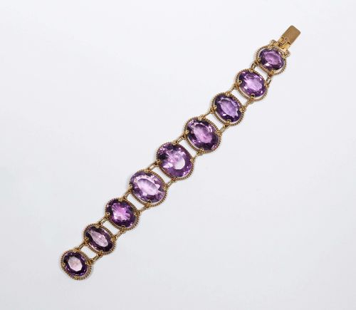 AMETHYST BRACELET, ca. 1950. Yellow gold 375. Casual-elegant bracelet, set with 9 graduated, oval amethysts weighing ca. 60.00 ct, the settings additionally decorated with corded gold wire. L ca. 17 cm.