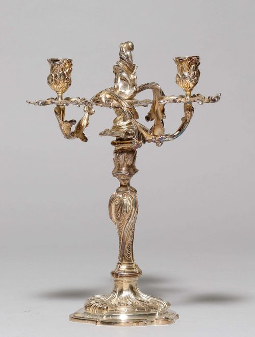 PAIR OF CANDELABRAS,in the style of Louis XV. Metal, silver-plated. Shaft with integrated nozzle, 3 curved light branches. On a round plinth. H 39 cm.
