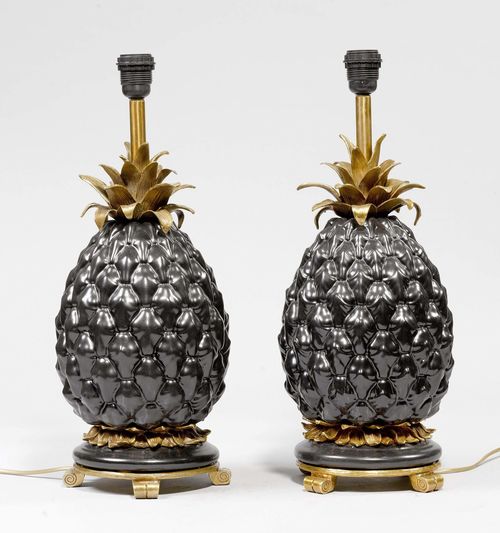 PAIR OF TABLE LAMPS WITH A PINEAPPLE BASE,20th century. Bronze leaves. Black fabric shade. On a round plinth. H 70 cm. Fitted for electricity.