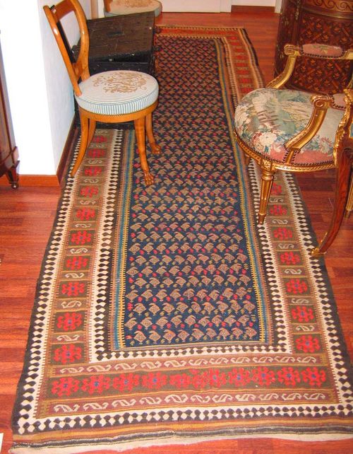 KILIM old. Blue central field with stylized boteh motifs in brown and pink, brown border, slight wear, 400x120 cm.