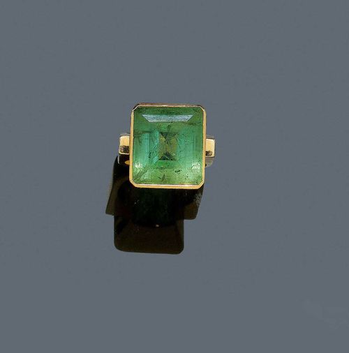 TOURMALINE AND GOLD RING. Yellow gold 750. Modern, solid ring, the top set with 1 green, octagonal tourmaline of ca. 17.00 ct in a prong setting. Size 55.