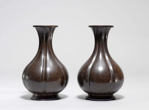A PAIR OF CLOISONNÉ VASES OF RIBBED BALUSTER FORM WITH FLORAL SCROLL DECOR ON A BLACK GROUND. China, late Qing period, Height 26 cm.