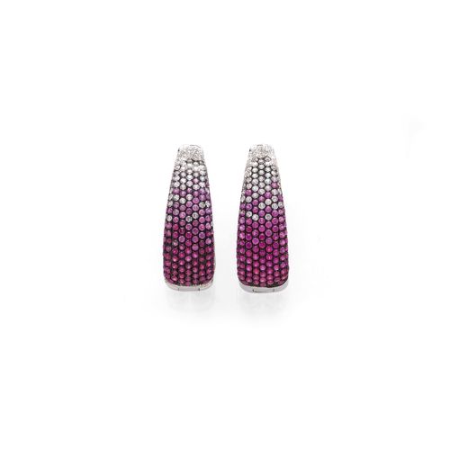 RUBY, SAPPHIRE AND DIAMOND EARRINGS. White gold 750. Set throughout with numerous rubies and pink sapphires, weighing ca. 6.50 ct in total, and brilliant-cut diamonds weighing ca. 0.60 ct in total. L ca. 3.7 cm.