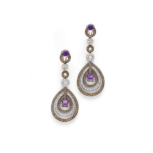 AMETHYST AND DIAMOND EARRINGS. White gold 750. Each set with 1 square-cut amethyst and numerous white and cognac diamonds. Total weight of the brilliant-cut diamonds ca. 4.50 ct.