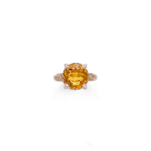 CITRINE, SAPPHIRE AND DIAMOND RING. White gold 750. Set with 1 round citrine weighing ca. 8.10 ct, numerous pink and yellow sapphires weighing ca. 1.10 ct, and 24 brilliant-cut diamonds weighing ca. 0.20 ct. Size ca. 56.