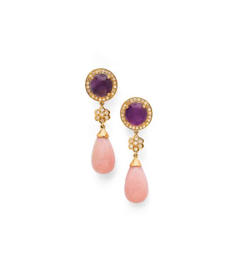 AMETHYST, OPAL AND DIAMOND EARRINGS. Pink gold 750. Each set with 1 round amethyst cabochon, weighing ca. 7.60 ct in total, within a border of brilliant-cut diamonds, and 1 pink, pear-cut opal, weighing ca. 30.00 ct in total. Total diamond weight ca. 0.60 ct. L ca. 4.5 cm.