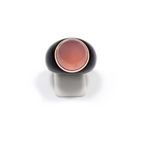 PINK QUARTZ AND ONYX RING. Yellow gold 585. Onyx ring, set with 1 round pink quartz cabochon of ca. 15 mm Ø. Size ca. 56.