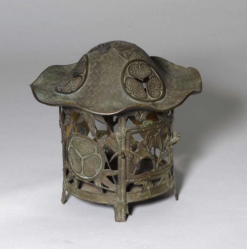 A BRONZE LANTERN WITH BAMBOO DECOR AND TOKUGAWA MON. Japan, 19th c. Height 29 cm.