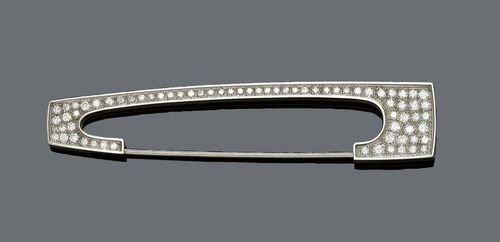 DIAMOND BROOCH, BINDER. White gold 750. Attractive brooch in the shape of a stylized safety pin, the top set throughout with 67 brilliant-cut diamonds weighing ca. 1.20 ct. L ca. 7.4 cm.