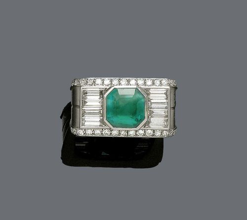 EMERALD AND DIAMOND RING. Platinum 950. Fancy band ring, the rectangular top is set with 1 fine Columbian emerald of ca. 2.50 ct, flanked by 8 baguette-cut diamonds weighing ca. 0.80 ct and additionally set with 30 brilliant-cut diamonds weighing ca. 0.30 ct. Size ca. 55. With Gemlab Report No. 1862/09, January 2009.