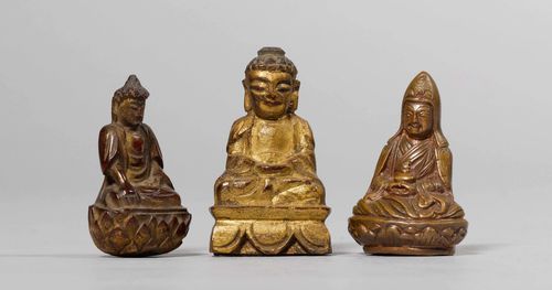 DREI KLEINE SITZENDE BUDDHAS.