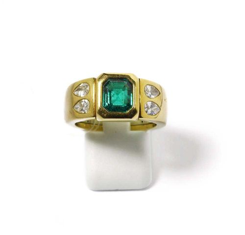 EMERALD AND DIAMOND RING, PÉCLARD. Yellow gold 750. Casual-elegant band ring, the top set with 1 octagonal emerald of 1.85 ct and fine quality, in a bezel setting, flanked by 4 droplet-shaped diamonds totalling 0.77 ct. Size 58. With copy of invoice.