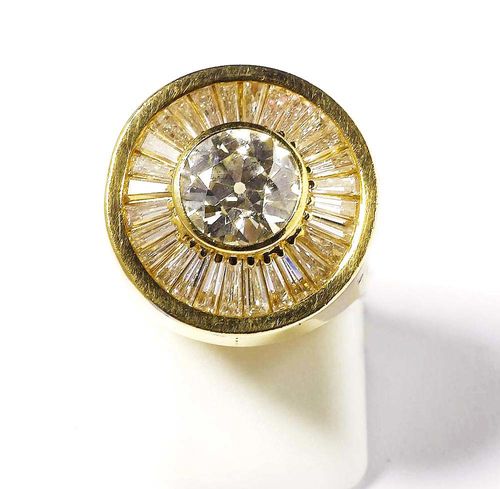 DIAMOND RING. White gold 750, yellow gold-plated. Casual-elegant ring, the round top set with 1 old-mine-cut diamond of ca. 1.80 ct, P1, in a surround of 28 trapeze-cut diamonds totalling ca. 0.90 ct. Broad prong setting. Size ca. 50.