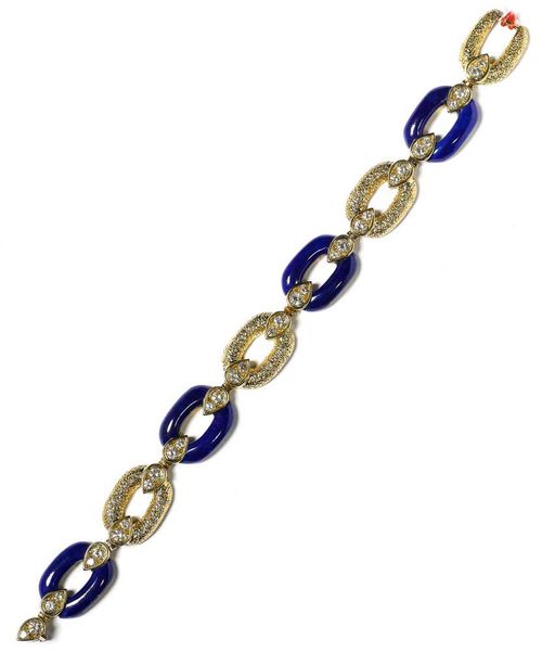DIAMOND, LAPIS LAZULI AND GOLD BRACELET, VAN CLEEF & ARPELS, 1980s. Yellow gold 750. Very decorative bracelet of four oval, textured gold links and four links adorned with lapis lazuli. The links are connected to one another by droplet-shaped ornaments set with brilliant-cut diamonds totalling ca. 1.90 ct. Signed Van Cleef & Arpels No. B2004L9, L ca. 19 cm. Can be combined with the following lot and the previous lot to form a necklace. With case.