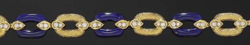 DIAMOND, LAPIS LAZULI AND GOLD BRACELET, VAN CLEEF & ARPELS, 1980s. Yellow gold 750. Very decorative bracelet of four oval, textured gold links and four links adorned with lapis lazuli. The links are connected to one another by droplet-shaped ornaments set with brilliant-cut diamonds totalling ca. 1.90 ct. Signed Van Cleef & Arpels No. B2004L10. L ca. 19 cm.