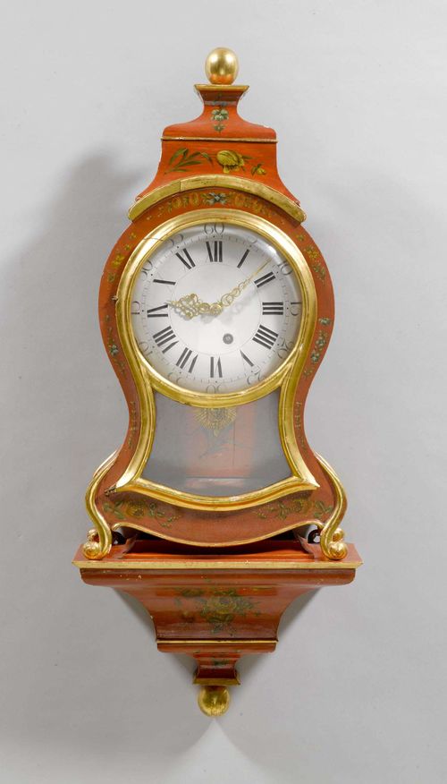 PAINTED CLOCK ON PLINTH, Neuchâtel, circa 1800. Wooden case painted with flowers on red ground. White enamel dial. Movement with verge escapement striking the 3/4-hours on 2 bells. H 83 cm. Striking mechanism requires servicing. Painted decoration, later.