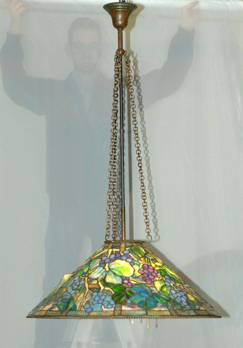 CHANDELIER, in the Tiffany style, end of the 20th century. Polychrome, multi-layered lead glass. Grape decor. Bronze mount. D 73, H 105 cm.