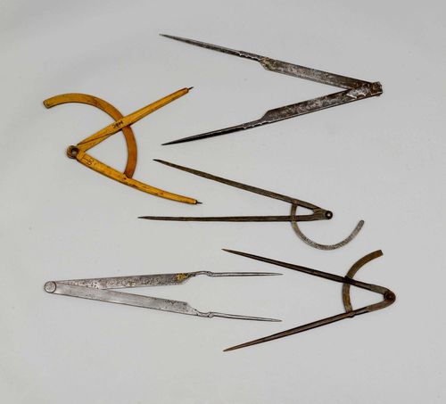 LOT OF 5 PAIRS OF COMPASSES, 18th/19th century. Comprising: 2 stone mason compasses, France, 18th century, forged iron with monogram "IA", L 62 cm. The other signed F. CLAIRE, L 62.8 cm. Large dividers, from the Alpine region, monogram "HOC" and mark. Iron tips, L 39 cm. 2 large stone mason compasses, probably France, 18th century, forged iron, L 47.5 and 51.5 cm.