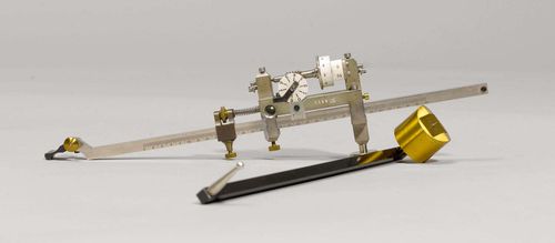 PLANIMETER "MOGELKUTSCHE", Zurich, G. Coradi, dated 15 June 1901. Bronze, brass and metal. Mechanical measuring device for determining surface areas on maps. L 23 cm. In the original case.