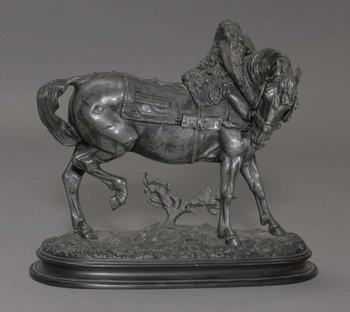 THÉODORE GECHTER (1796-1844) Bronze with green patina. Sculpture of a horse, the head turned to the right. Signed. H 30 cm