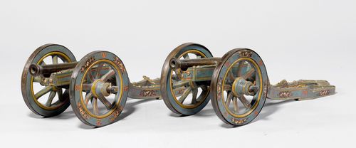 PAIR OF CANNON MODELS,in the style of the 18th century. Bronze barrel (L 19.3 cm), Cal. 9 mm. On a wooden carriage, painted blue and decorated with flowers. Brass mounts. L 43 cm.