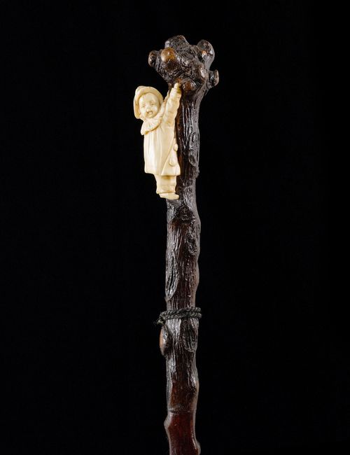 WALKING STICK WITH CLOWN,probably Russian, ca. 1900. One-piece wooden shaft. Ivory clown. L 87.5 cm.