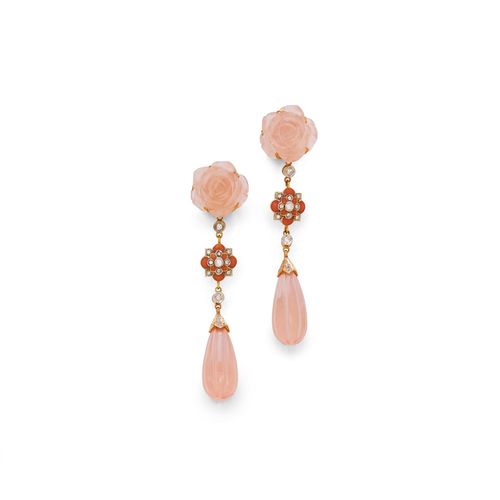 PINK QUARTZ AND DIAMOND EARRINGS. Pink gold 750. Decorative, three-part ear pendants with studs, each set with 1 drop-cut pink quartz, total quartz weight ca. 17.00 ct, suspended from 1 diamond-set intermediate part and 1 engraved pink quartz blossom. Total weight of the 30 brilliant-cut diamonds ca. 0.40 ct, L ca. 6.7 cm.