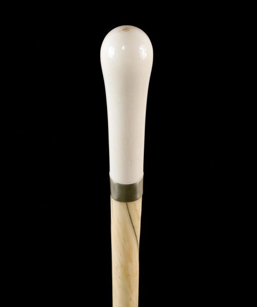 RARE WALKING STICK.Ivory grip, silver-coloured collar. Conical stick of narwhal tusk. Black tip. L 91 cm.