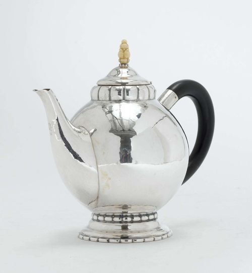 TEA POT,Zurich, 20th century. Maker's mark Baltensperger. Round form, hammered all around on a retracted base. Slightly convex cover with bone finial. H 19 cm, 600g.