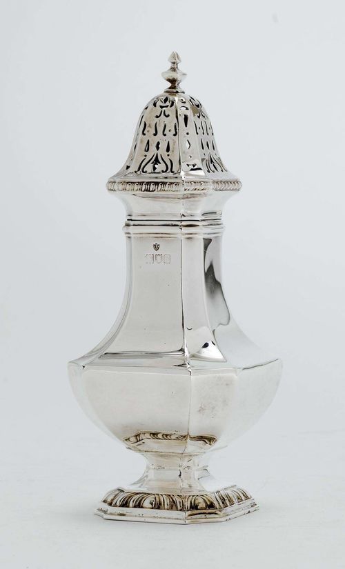 SUGAR SPRINKLER,London 1913/14. Maker's mark Edward Barnard & Sons. Ltd. Square stand with retracted edges. Matching, baluster-shaped body. Open-worked cap with baluster finial. H 21.5 cm, 270g.