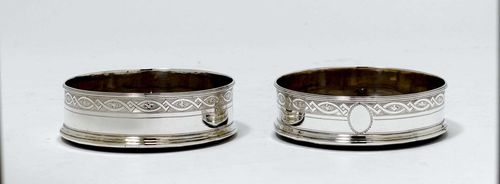 PAIR OF COASTERS,London 1831/32 . Maker's mark probably Richard Hillum. Stepped edge, surrounding decorative band and empty medallion. Wooden bottom. D 12 cm.