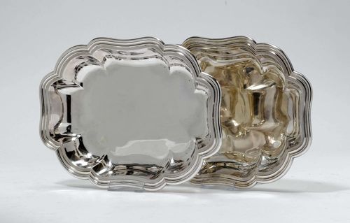 PAIR OF VEGETABLE PLATTERS,London 1833/34. Maker's mark Benjamin Smith. Curved, rectangular form with profiled edge. 28.5 x 20.5 cm, total weight 1306g.