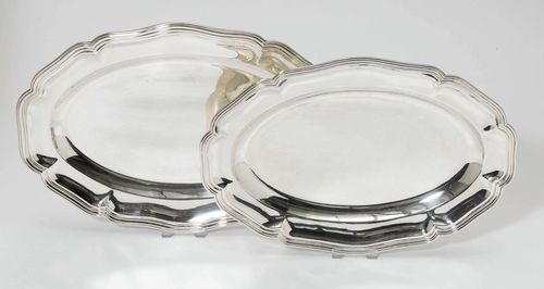 PAIR OF PLATTERS,Germany, 20th century. Curved, oval form with profiled edge. L 37-39 cm, total weight 1087g.