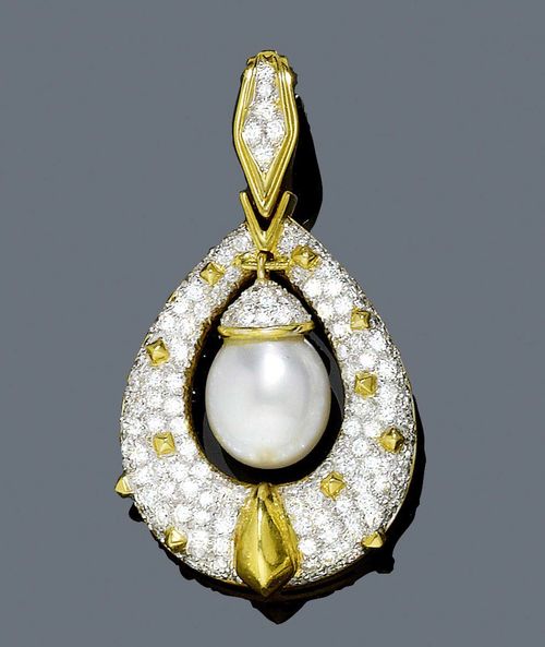 PEARL AND DIAMOND PENDANT. Yellow gold 750. Highly decorative, drop-shaped pendant, set throughout with numerous brilliant-cut diamonds. The middle with a flexibly mounted drop-shaped South Sea cultured pearl of ca. 13 x 11 mm. Hinged eyelet additionally decorated with 6 brilliant-cut diamonds. Total diamond weight ca. 2.46 ct.