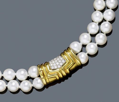 PEARL AND DIAMOND NECKLACE. Clasp in yellow gold 750. Casual-elegant, two-row necklace of very fine Akoya cultured pearls of 9-9.5 mm Ø. Ornamental clasp, the middle decorated with 25 brilliant-cut diamonds weighing ca. 0.52 ct. L ca. 46 cm.