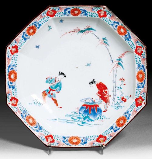 OCTAGONAL KAKIEMON PLATE.Japan, 18th century D 22 cm. Shiba Onko saving his friend from a sake barrel. Minor chip to edge.
