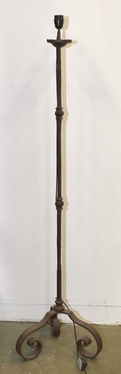 FLOOR LAMP, in the Gothic style, France. Wrought iron. Square shaft on curved tripod. H 142 cm.