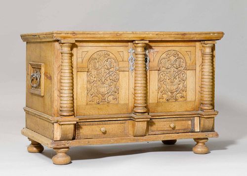 CHEST, late Renaissance, probably Central Switzerland, 17th/18th century. Carved walnut. Rectangular body with hinged cover. Architecturally structured front with 3 turned pillars and 2 reserves with vases and tendrils. Interior drawer. Iron handles. 89x51x60 cm. 1 key. Lid, right side and feet supplemented.