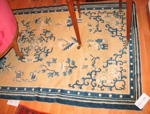 CHINA antique. Beige central field with trailing flowers and vases in blue, blue border, slight wear, 200x120 cm.