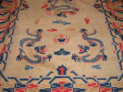 CHINA antique.Beige ground with five dragon medallions, colorful border, signs of wear, 250x160 cm. Auction proceeds will be donated to the Basle Zoo.