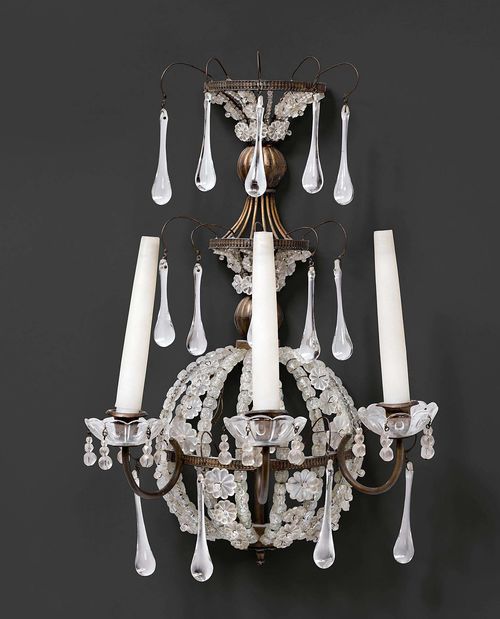 SCONCE, in the Louis XVI style, France, end of the 19th century. Cut rock crystal and glass, and brass. 3 curved light branches with round drip pans and nozzles. Drop-shaped hangings. H 53 cm.