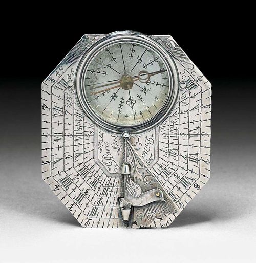 COMPASS. France Fleur-de-lis mark. Highly-detailed. Octagonal plate with an embedded compass, a hinged goniometer and a calculation table. On the back: engraved locations with corresponding numbers. L 5.9 cm. 30 g.