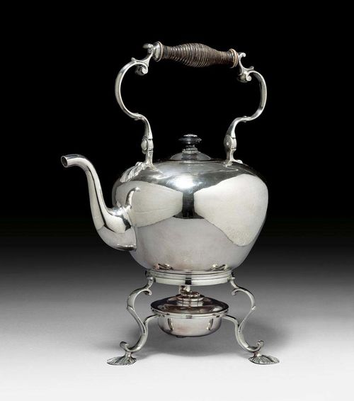 WATER KETTLE ON RECHAUD. Zurich, End of the 18th century.Workshop Heinrich III Thomann. Smooth, convex pot with a curved spout, moveable handle of wood formed of C-shaped curves over a rocaille base. The motif is mirrored in the feet of the rechaud. H 35.5 cm. 2150 g. Similar pieces: Lösel 1983, Cat. No. 548, pages 299-300, Figure 194.