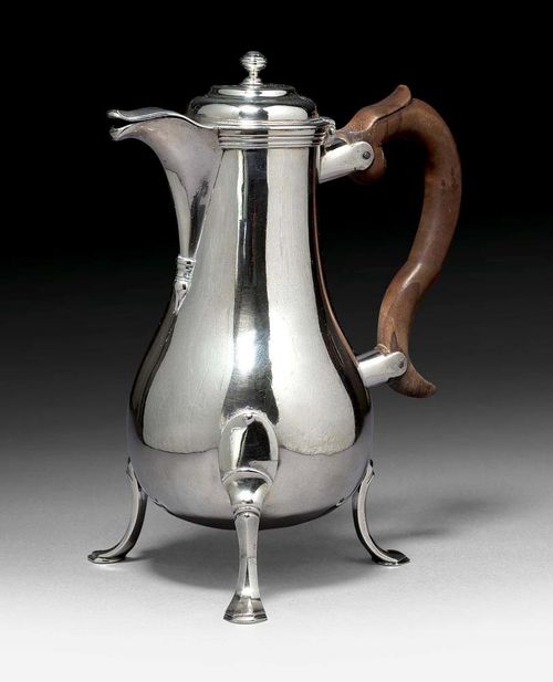 COFFEE POT. Lausanne, 1st half of the 18th century.Maker's mark Benjamin de Molière. Smooth-sided pear shape mounted on 3 curved legs. Lid slightly curved with a knob. Curved wooden handle. H 25 cm. 700g.