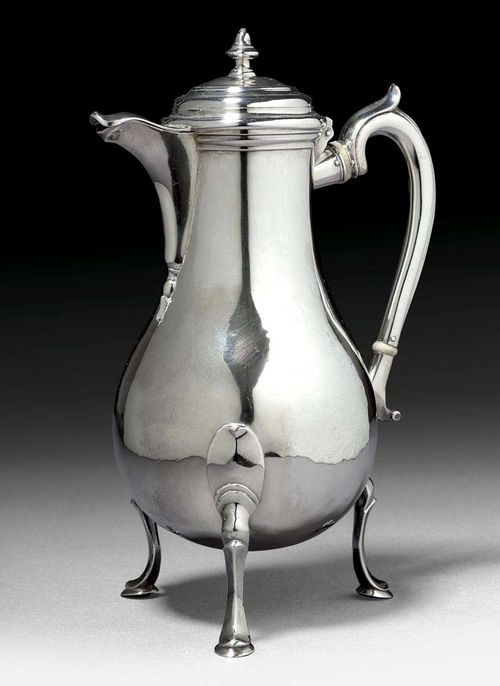 COFFEE POT. Lausanne, ca. 1760.Papus & Dautun. Smooth-sided pear shape on feet. Curved lid with knob. Curved handle. H 25 cm. 560 g.