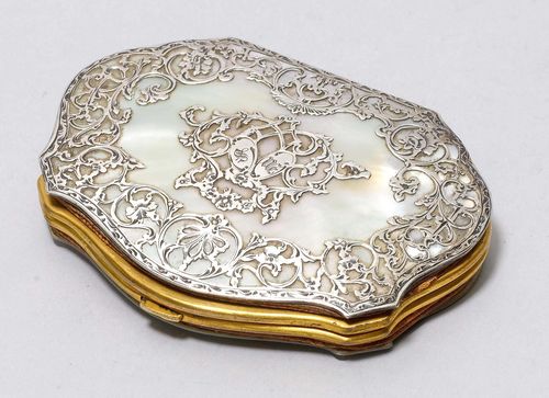 SMALL LADY'S MONEY POUCH, ca. 1870. Mother-of-pearl. With applied silver decoration. Fabric lining needs repair. Ca. 8 x 5.8 cm.