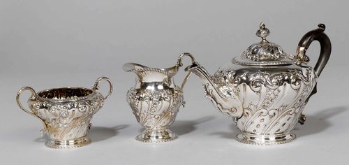 SMALL TEA SET, London 1901. With maker's mark. Comprising: tea pot, cream jug, sugar bowl. The walls with volute and floral decoration. H of the tea pot ca. 15 cm, total weight 690 g.